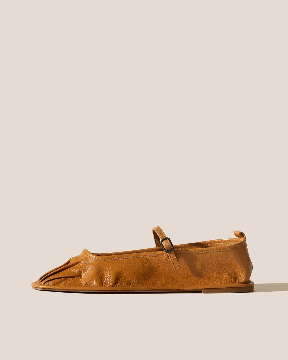 Hereu Soft Shoes | DANSA SUPPLE SHINY - Pleated-Toe Mary Jane Pump - Women